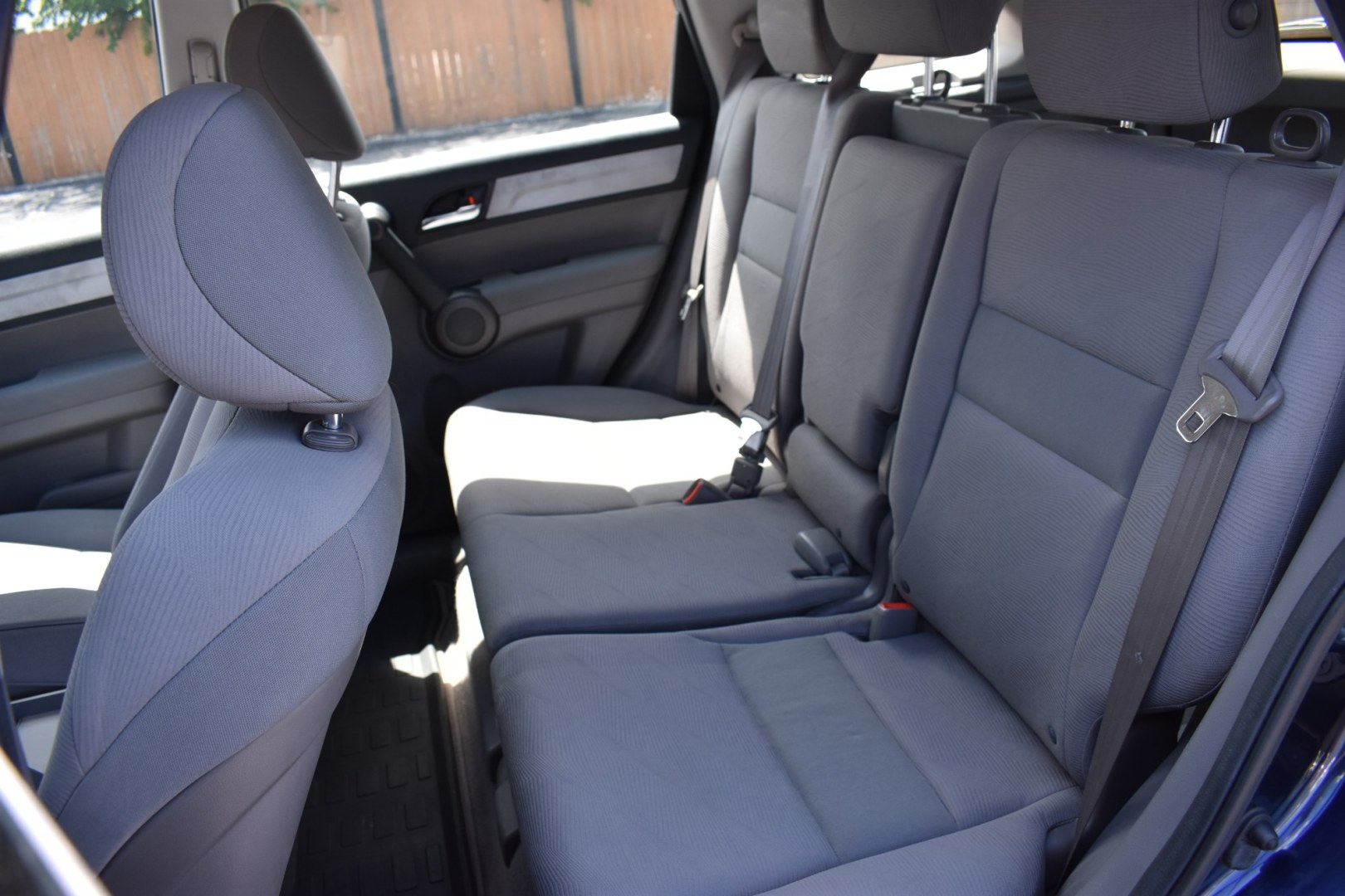 2010 BLUE Honda CR-V LX 2WD 5-Speed AT (JHLRE3H38AC) with an 2.4L L4 DOHC 16V engine, 5A transmission, located at 420 E. Kingsbury St., Seguin, TX, 78155, (830) 401-0495, 29.581060, -97.961647- Photo#4