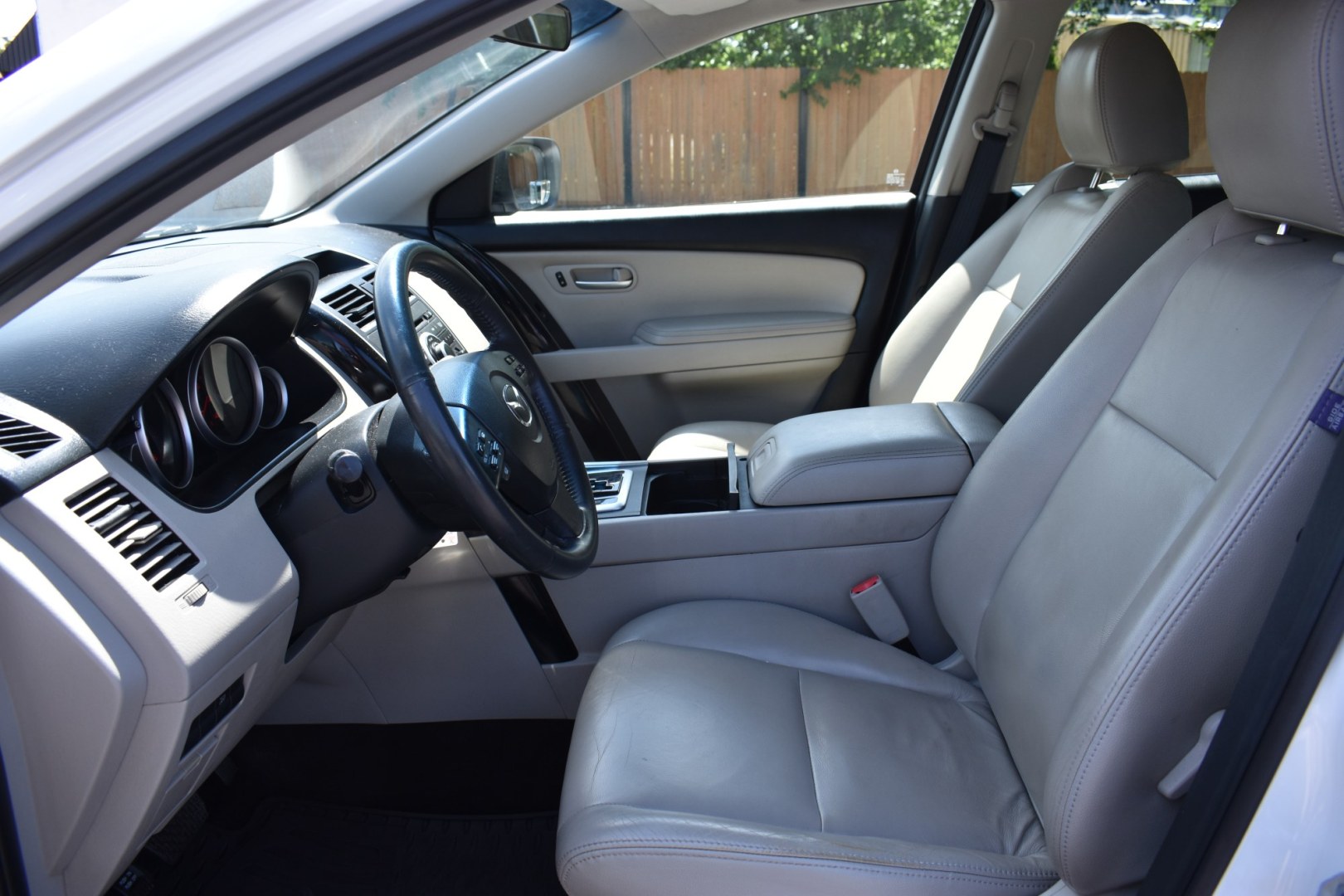 2009 WHITE Mazda CX-9 Grand Touring FWD (JM3TB28A690) with an 3.7L V6 DOHC 24V engine, 6A transmission, located at 420 E. Kingsbury St., Seguin, TX, 78155, (830) 401-0495, 29.581060, -97.961647- Photo#5