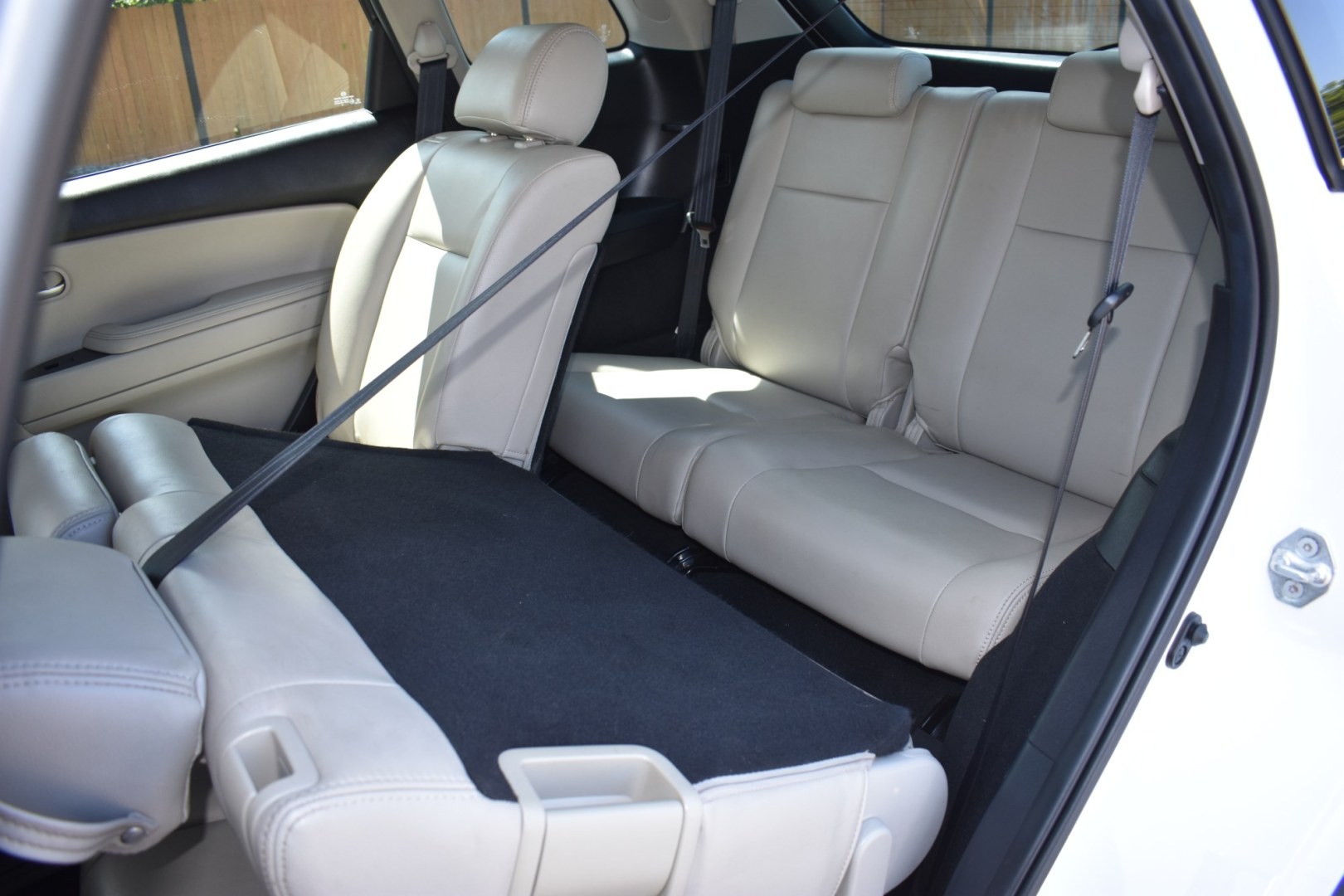 2009 WHITE Mazda CX-9 Grand Touring FWD (JM3TB28A690) with an 3.7L V6 DOHC 24V engine, 6A transmission, located at 420 E. Kingsbury St., Seguin, TX, 78155, (830) 401-0495, 29.581060, -97.961647- Photo#4