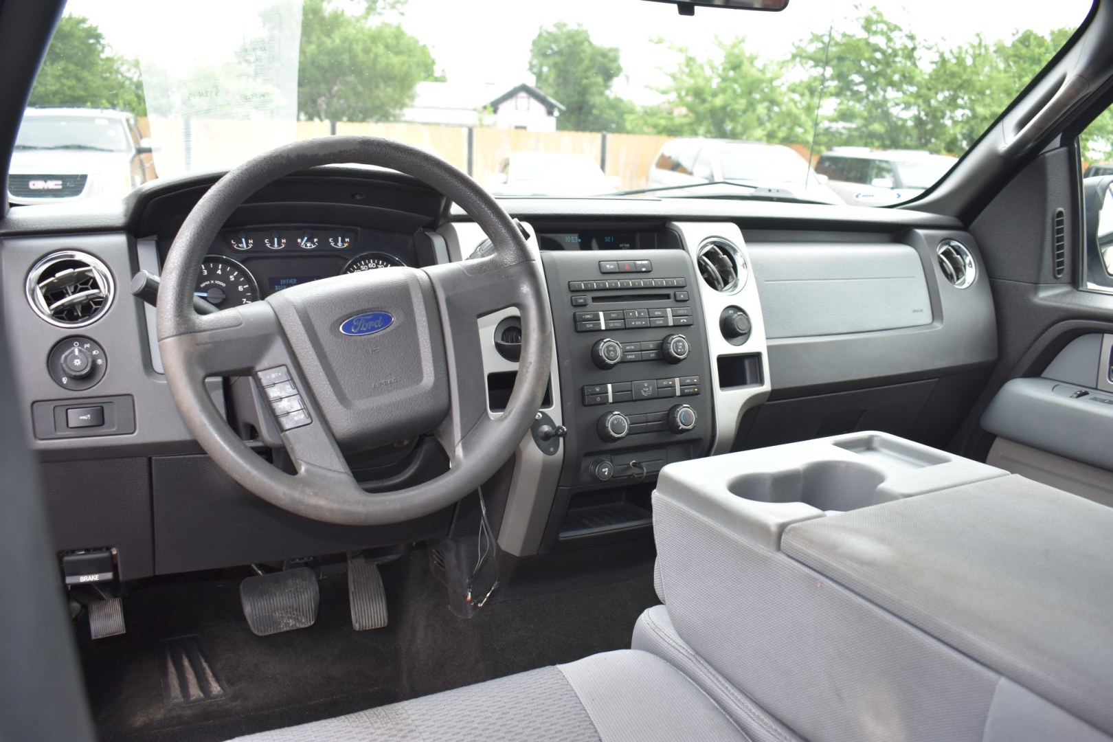 2011 WHITE Ford F-150 FX2 SuperCrew 5.5-ft. Bed 2WD (1FTEW1CM5BK) with an 3.7L V6 DOHC 24V engine, 4A transmission, located at 420 E. Kingsbury St., Seguin, TX, 78155, (830) 401-0495, 29.581060, -97.961647- Photo#3