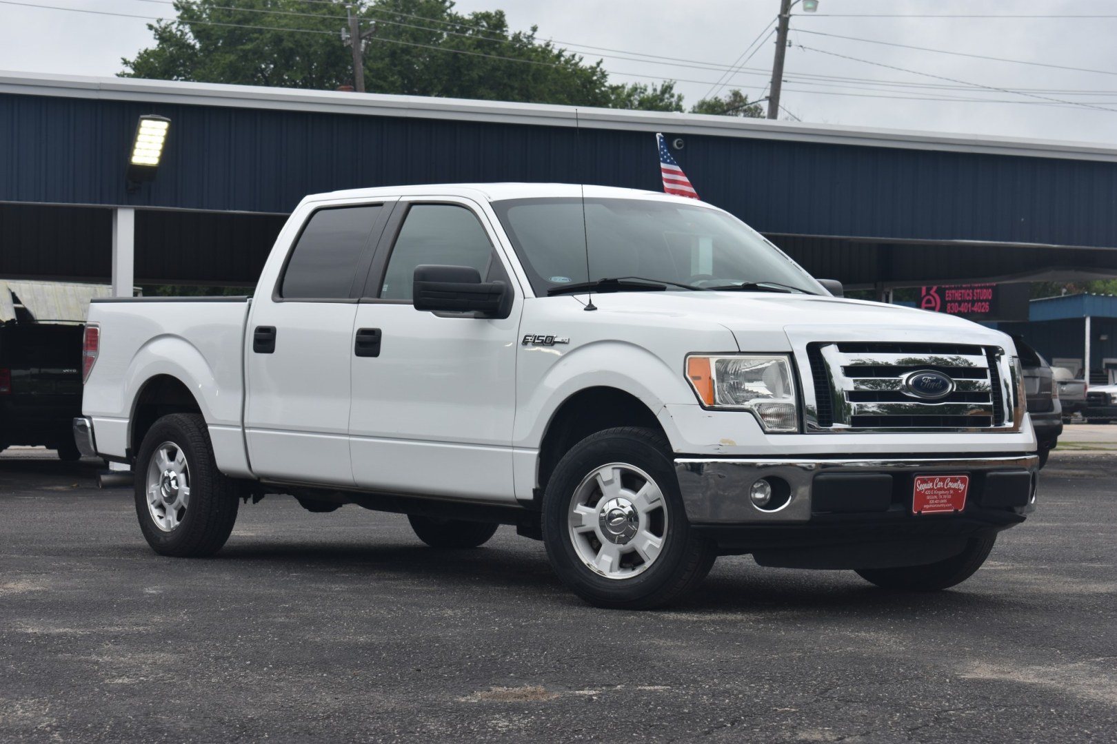 2011 WHITE Ford F-150 FX2 SuperCrew 5.5-ft. Bed 2WD (1FTEW1CM5BK) with an 3.7L V6 DOHC 24V engine, 4A transmission, located at 420 E. Kingsbury St., Seguin, TX, 78155, (830) 401-0495, 29.581060, -97.961647- Photo#0