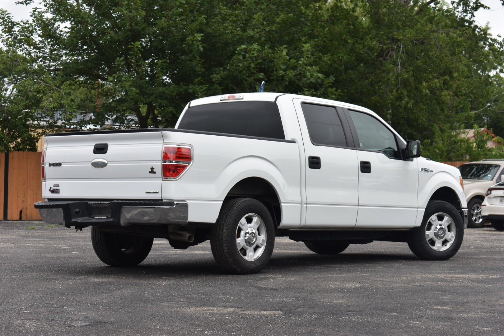 2011 WHITE Ford F-150 FX2 SuperCrew 5.5-ft. Bed 2WD (1FTEW1CM5BK) with an 3.7L V6 DOHC 24V engine, 4A transmission, located at 420 E. Kingsbury St., Seguin, TX, 78155, (830) 401-0495, 29.581060, -97.961647- Photo#2