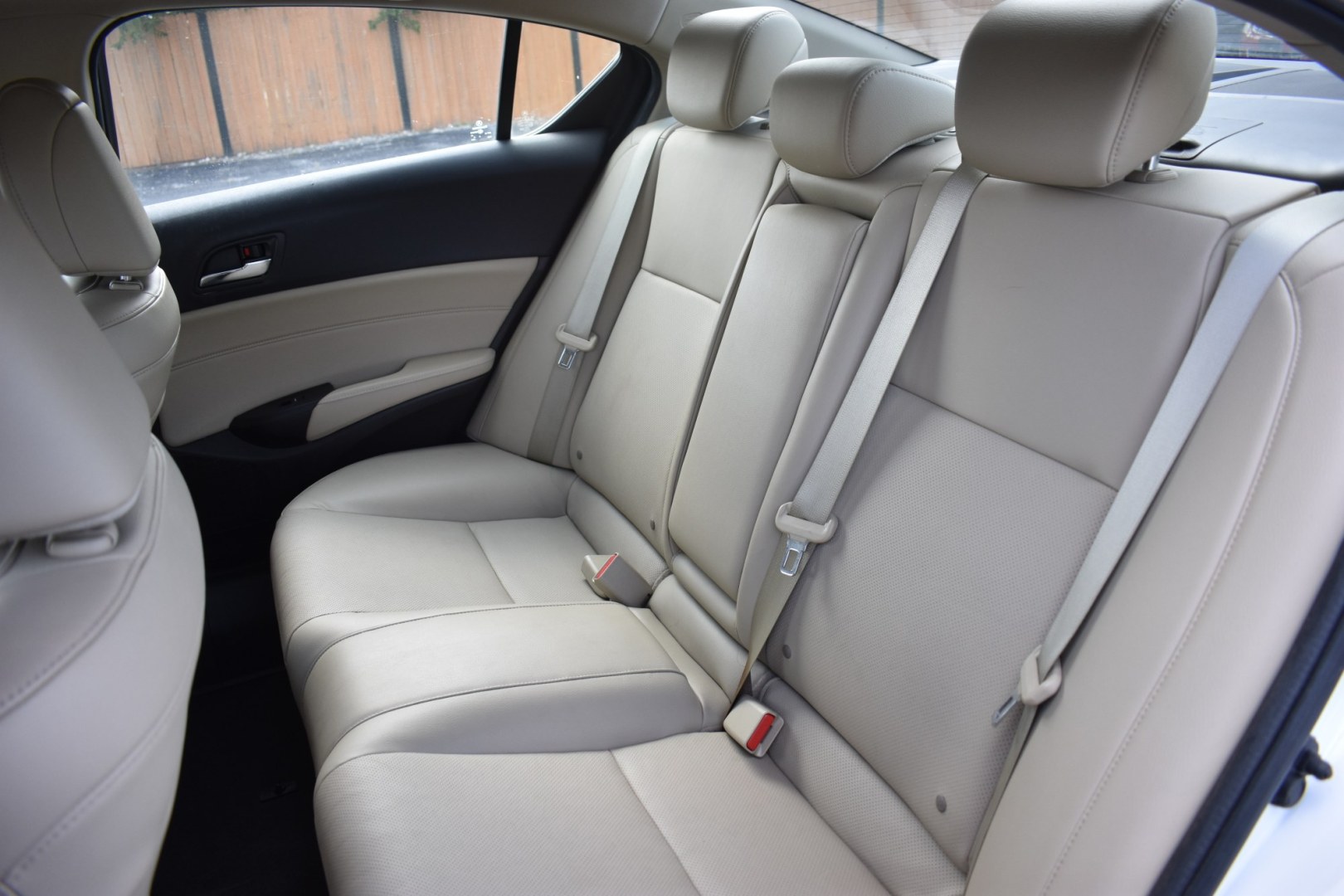 2016 WHITE Acura ILX 8-Spd AT w/ Premium Package (19UDE2F72GA) with an 2.0L L4 16V DOHC engine, 8A transmission, located at 420 E. Kingsbury St., Seguin, TX, 78155, (830) 401-0495, 29.581060, -97.961647- Photo#4