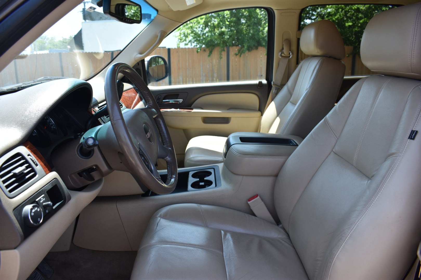 2012 GRAY GMC Yukon XL SLT-1 1/2 Ton 2WD (1GKS1KE03CR) with an 5.3L V8 OHV 16V FFV engine, 6-Speed Automatic transmission, located at 420 E. Kingsbury St., Seguin, TX, 78155, (830) 401-0495, 29.581060, -97.961647- Photo#5