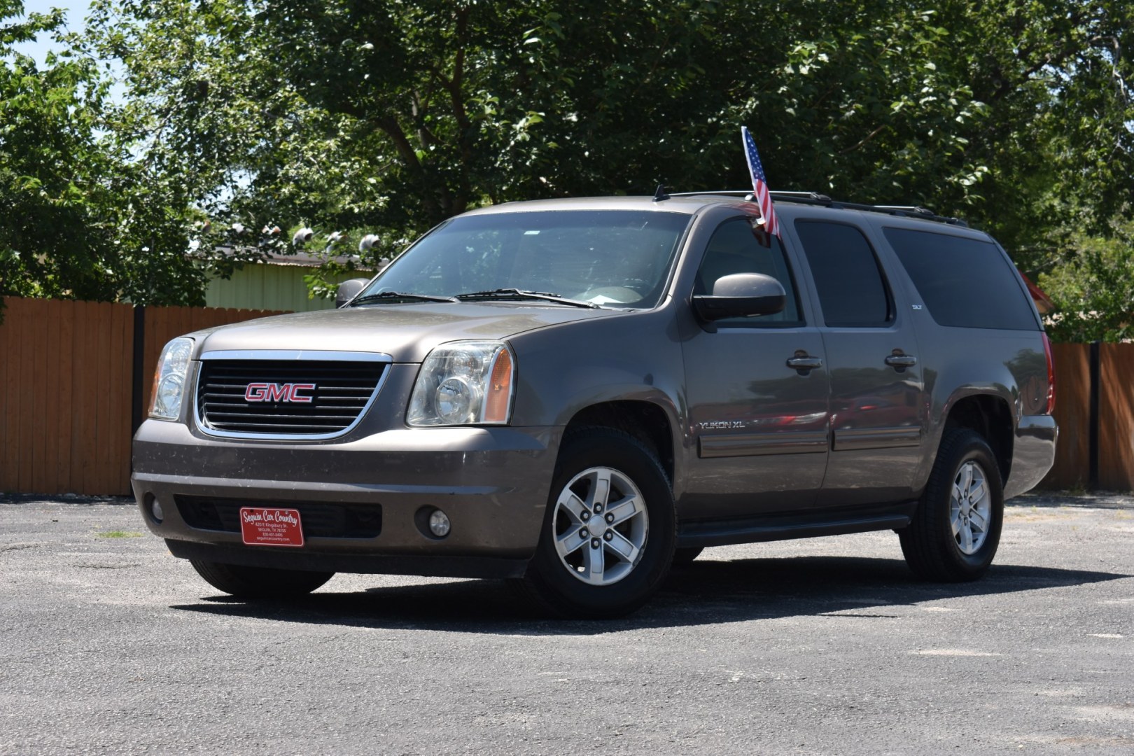 2012 GRAY GMC Yukon XL SLT-1 1/2 Ton 2WD (1GKS1KE03CR) with an 5.3L V8 OHV 16V FFV engine, 6-Speed Automatic transmission, located at 420 E. Kingsbury St., Seguin, TX, 78155, (830) 401-0495, 29.581060, -97.961647- Photo#1