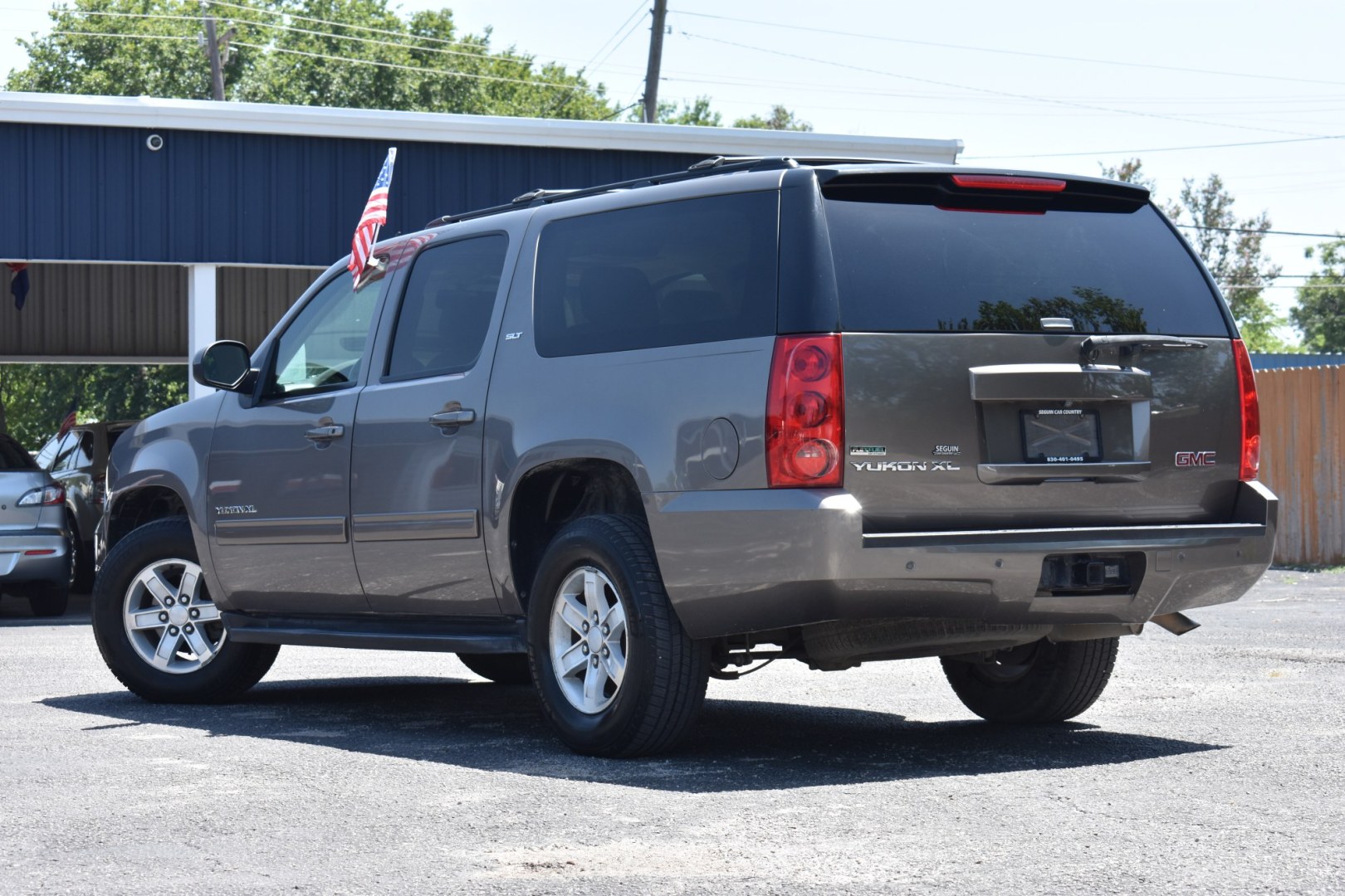 2012 GRAY GMC Yukon XL SLT-1 1/2 Ton 2WD (1GKS1KE03CR) with an 5.3L V8 OHV 16V FFV engine, 6-Speed Automatic transmission, located at 420 E. Kingsbury St., Seguin, TX, 78155, (830) 401-0495, 29.581060, -97.961647- Photo#2