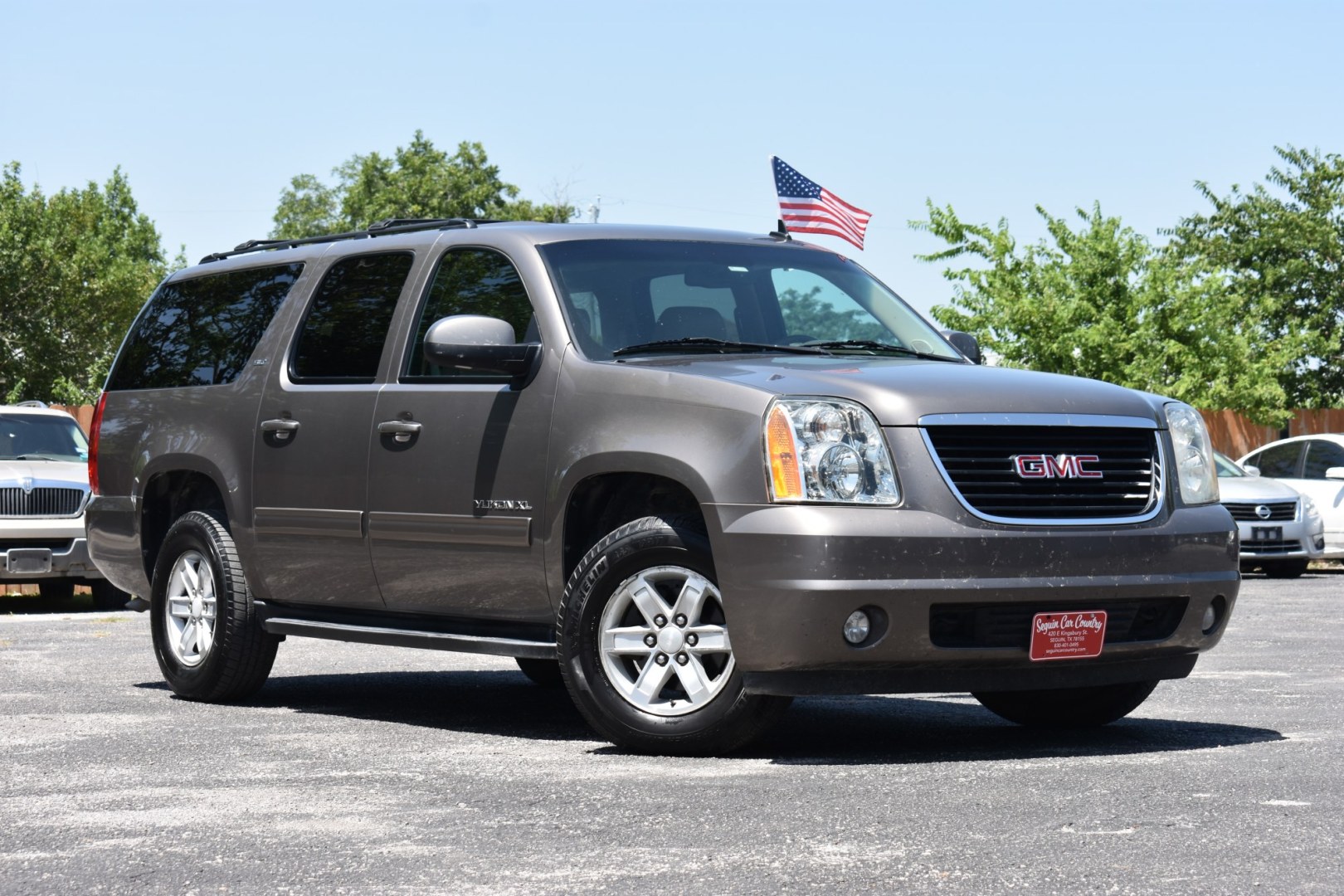 2012 GRAY GMC Yukon XL SLT-1 1/2 Ton 2WD (1GKS1KE03CR) with an 5.3L V8 OHV 16V FFV engine, 6-Speed Automatic transmission, located at 420 E. Kingsbury St., Seguin, TX, 78155, (830) 401-0495, 29.581060, -97.961647- Photo#0