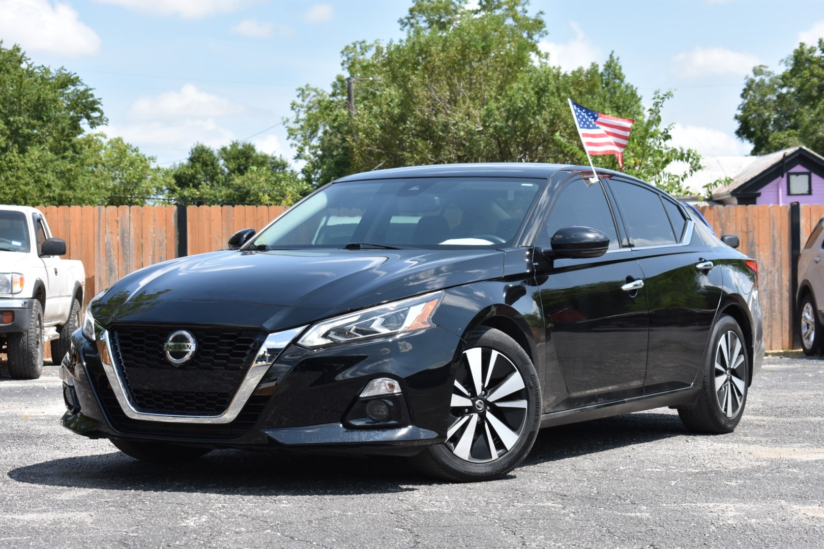 2019 BLACK NISSAN ALTIMA 2.5 SL (1N4BL4EV0KN) with an 2.5L L4 DOHC 16V engine, CVT transmission, located at 420 E. Kingsbury St., Seguin, TX, 78155, (830) 401-0495, 29.581060, -97.961647- Photo#1