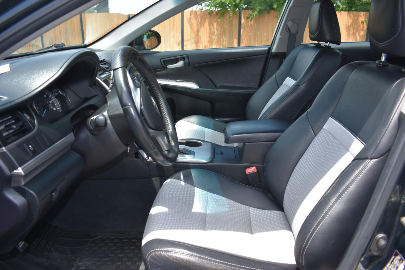 2014 BLUE TOYOTA CAMRY SE (4T1BF1FK9EU) with an 2.5L L4 DOHC 16V engine, 6-SPEED AUTOMATIC transmission, located at 420 E. Kingsbury St., Seguin, TX, 78155, (830) 401-0495, 29.581060, -97.961647- Photo#4