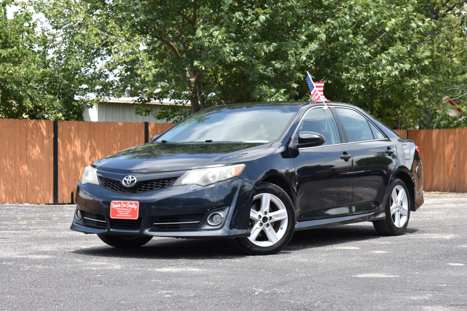 2014 BLUE TOYOTA CAMRY SE (4T1BF1FK9EU) with an 2.5L L4 DOHC 16V engine, 6-SPEED AUTOMATIC transmission, located at 420 E. Kingsbury St., Seguin, TX, 78155, (830) 401-0495, 29.581060, -97.961647- Photo#1