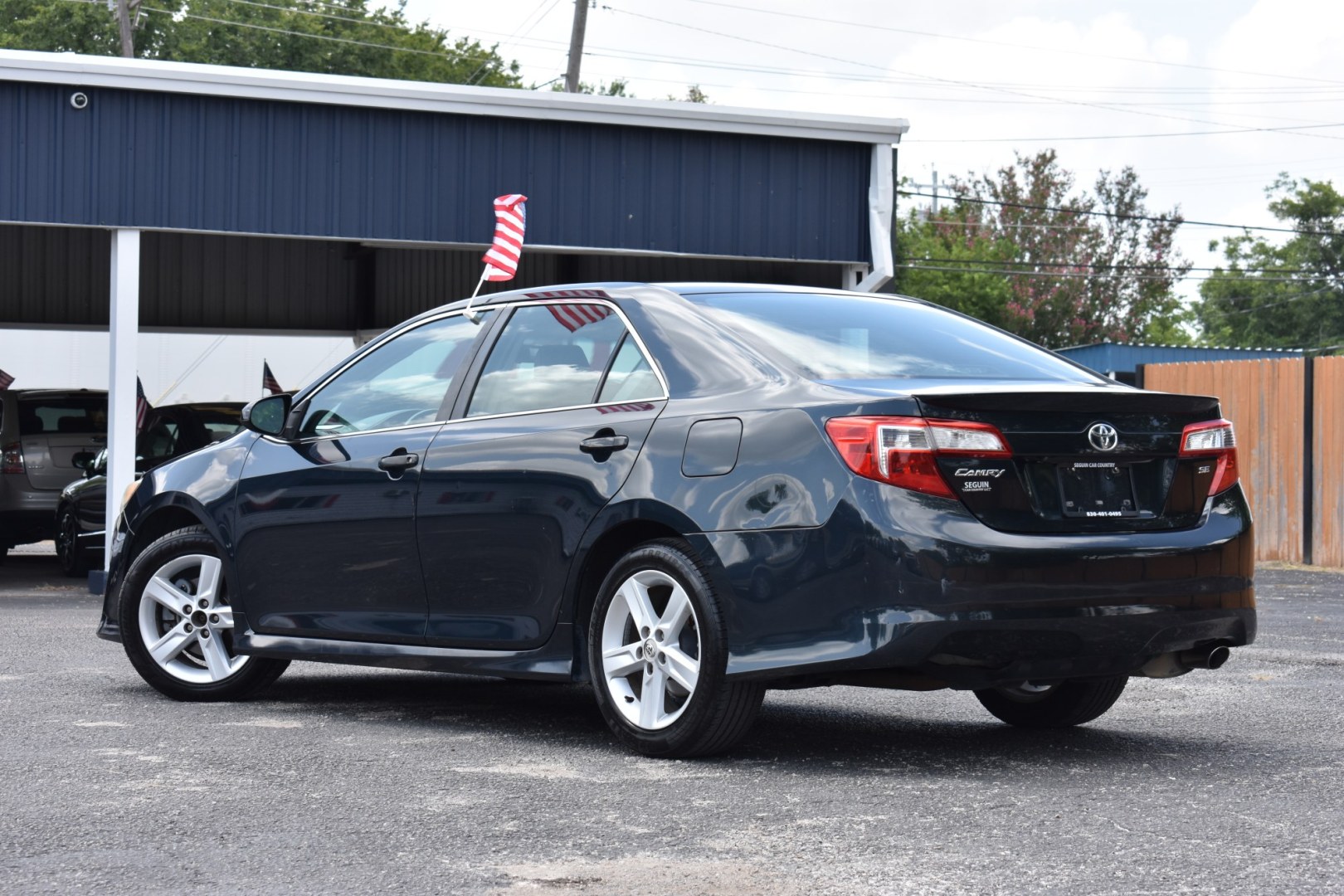 2014 BLUE TOYOTA CAMRY SE (4T1BF1FK9EU) with an 2.5L L4 DOHC 16V engine, 6-SPEED AUTOMATIC transmission, located at 420 E. Kingsbury St., Seguin, TX, 78155, (830) 401-0495, 29.581060, -97.961647- Photo#2