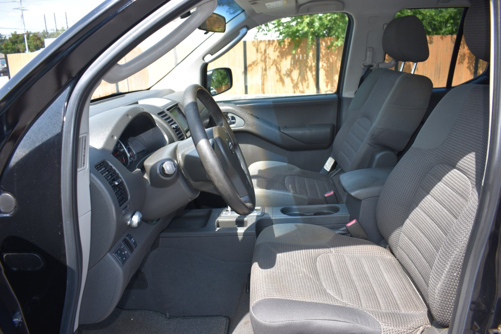 2008 BLACK NISSAN FRONTIER LE Crew Cab 2WD (1N6AD07U98C) with an 4.0L V6 DOHC 24V engine, 5-SPEED AUTOMATIC transmission, located at 420 E. Kingsbury St., Seguin, TX, 78155, (830) 401-0495, 29.581060, -97.961647- Photo#5