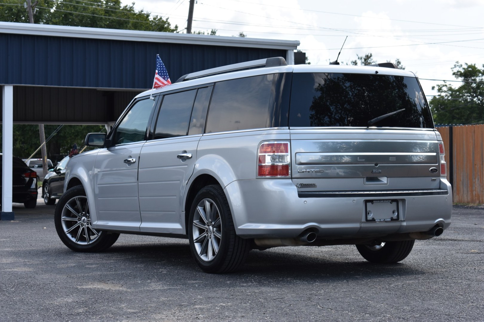 2013 SILVER FORD FLEX Limited AWD (2FMHK6D85DB) with an 3.5L V6 DOHC 24V engine, 6-SPEED AUTOMATIC OVERDRIVE transmission, located at 420 E. Kingsbury St., Seguin, TX, 78155, (830) 401-0495, 29.581060, -97.961647- Photo#2