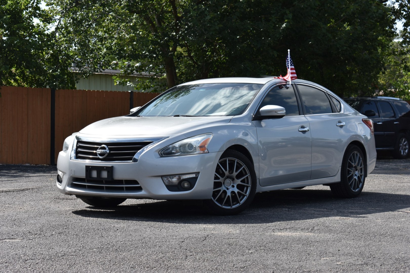 2013 SILVER NISSAN ALTIMA 3.5 SV (1N4BL3AP8DC) with an 3.5L V6 DOHC 24V engine, CVT transmission, located at 420 E. Kingsbury St., Seguin, TX, 78155, (830) 401-0495, 29.581060, -97.961647- Photo#1