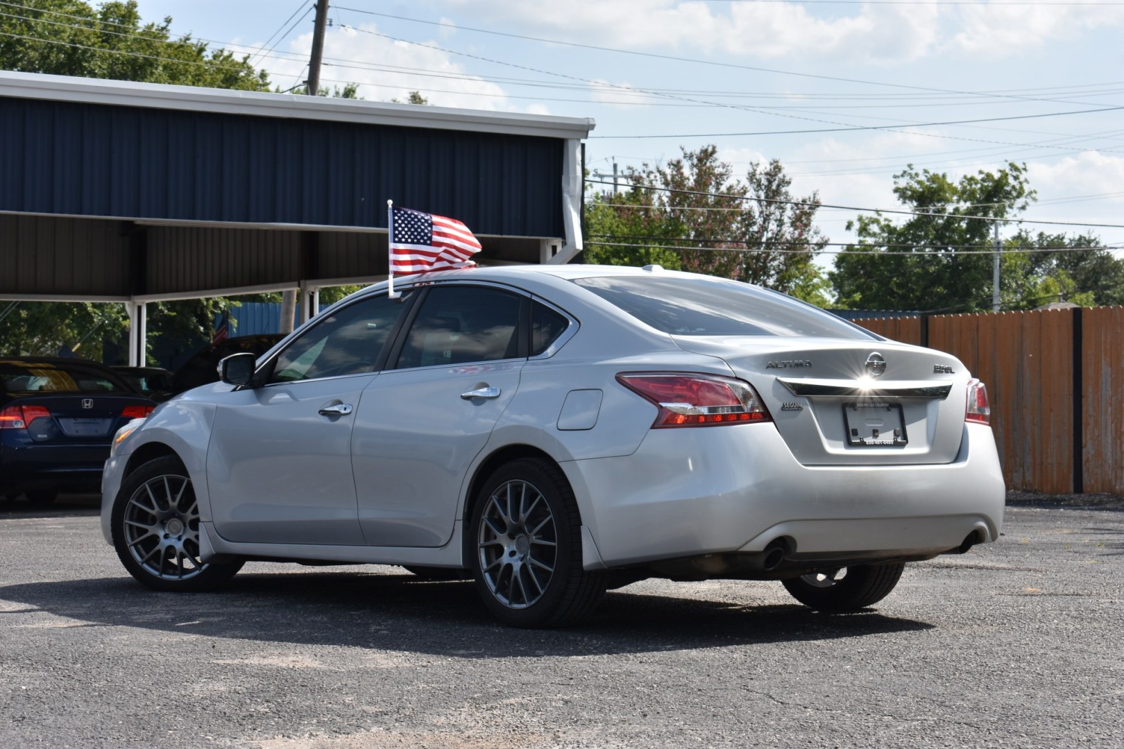 2013 SILVER NISSAN ALTIMA 3.5 SV (1N4BL3AP8DC) with an 3.5L V6 DOHC 24V engine, CVT transmission, located at 420 E. Kingsbury St., Seguin, TX, 78155, (830) 401-0495, 29.581060, -97.961647- Photo#2