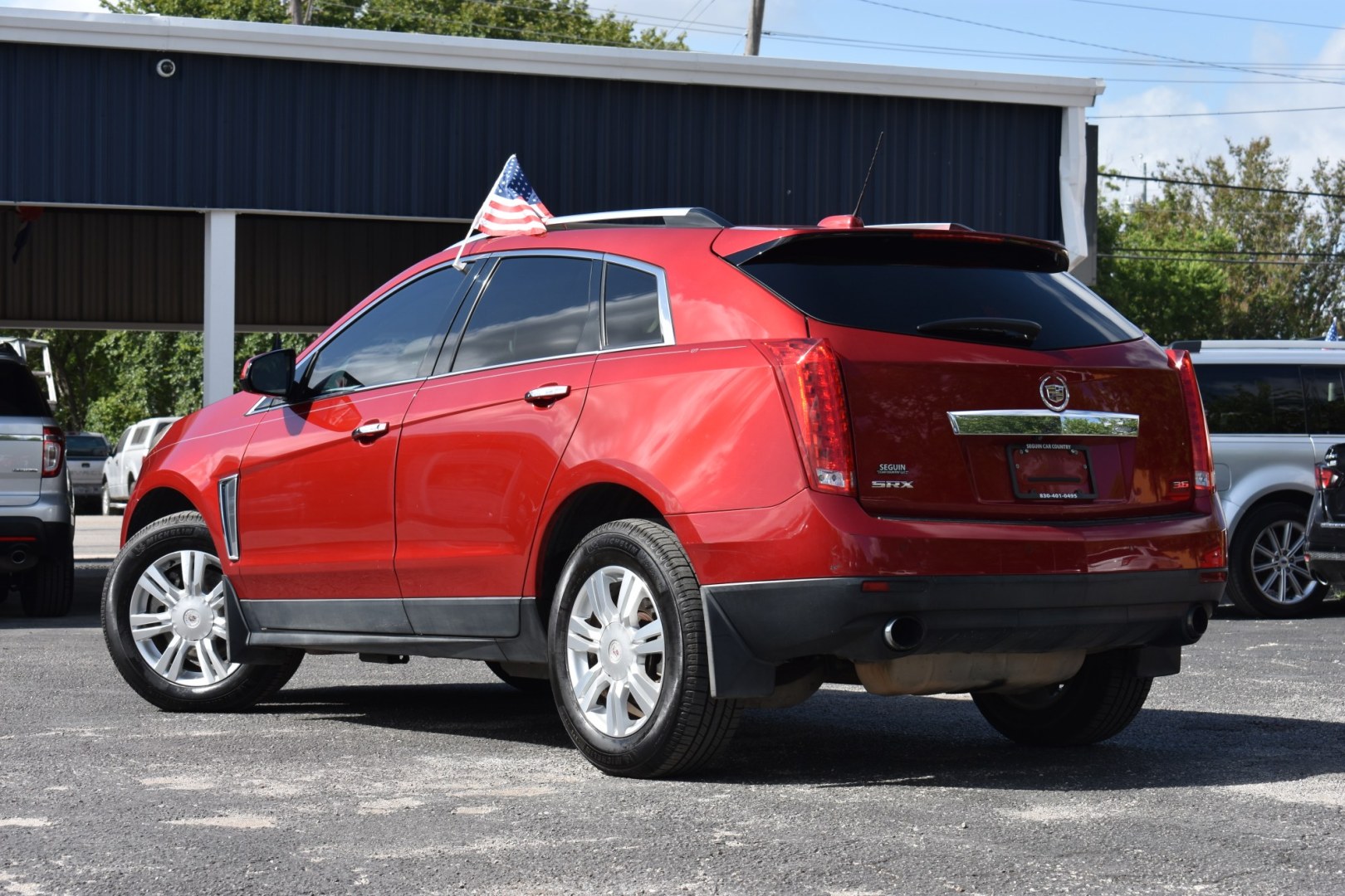 2016 RED CADILLAC SRX Luxury Collection FWD (3GYFNBE34GS) with an 3.6L V6 DOHC 24V FFV engine, 6-SPEED AUTOMATIC transmission, located at 420 E. Kingsbury St., Seguin, TX, 78155, (830) 401-0495, 29.581060, -97.961647- Photo#2