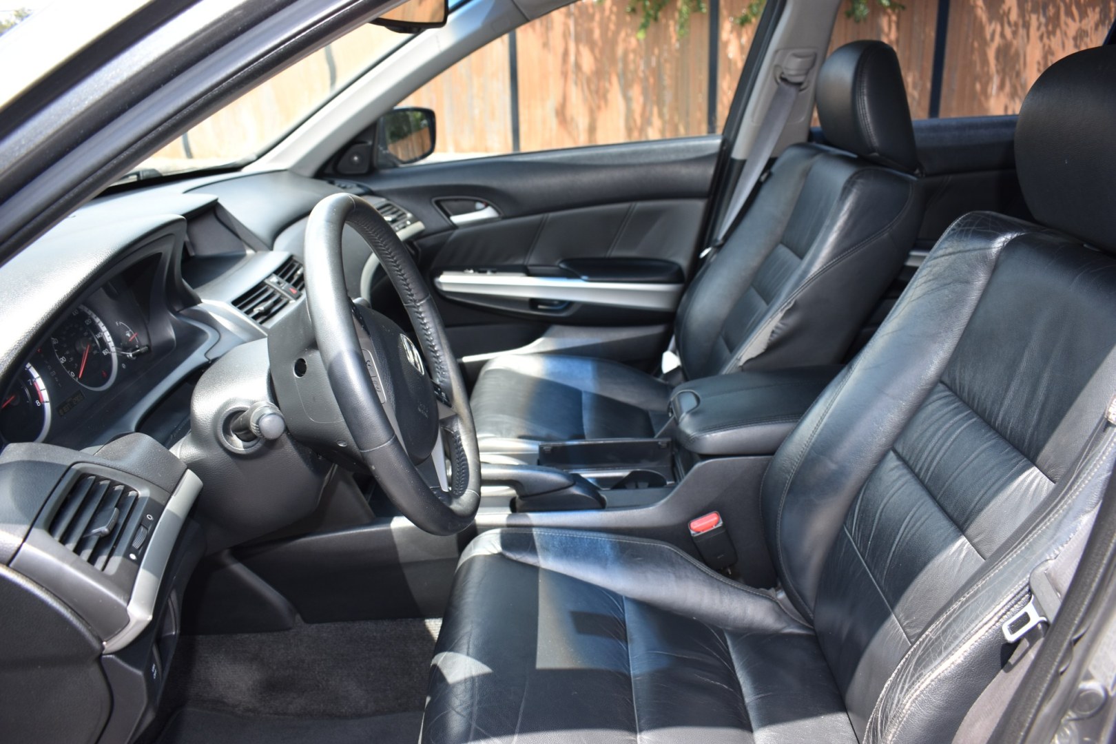 2010 GRAY HONDA ACCORD EX-L Sedan AT (1HGCP2F88AA) with an 2.4L L4 DOHC 16V engine, 5-SPEED AUTOMATIC transmission, located at 420 E. Kingsbury St., Seguin, TX, 78155, (830) 401-0495, 29.581060, -97.961647- Photo#5