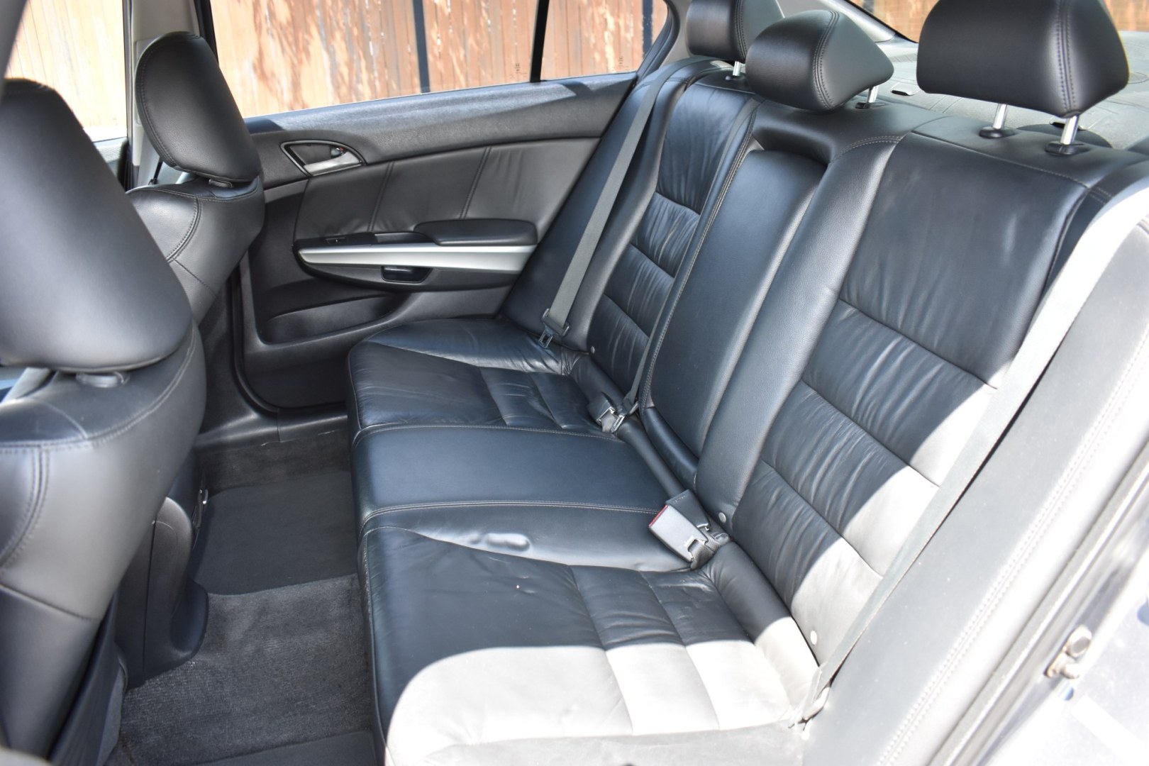2010 GRAY HONDA ACCORD EX-L Sedan AT (1HGCP2F88AA) with an 2.4L L4 DOHC 16V engine, 5-SPEED AUTOMATIC transmission, located at 420 E. Kingsbury St., Seguin, TX, 78155, (830) 401-0495, 29.581060, -97.961647- Photo#4