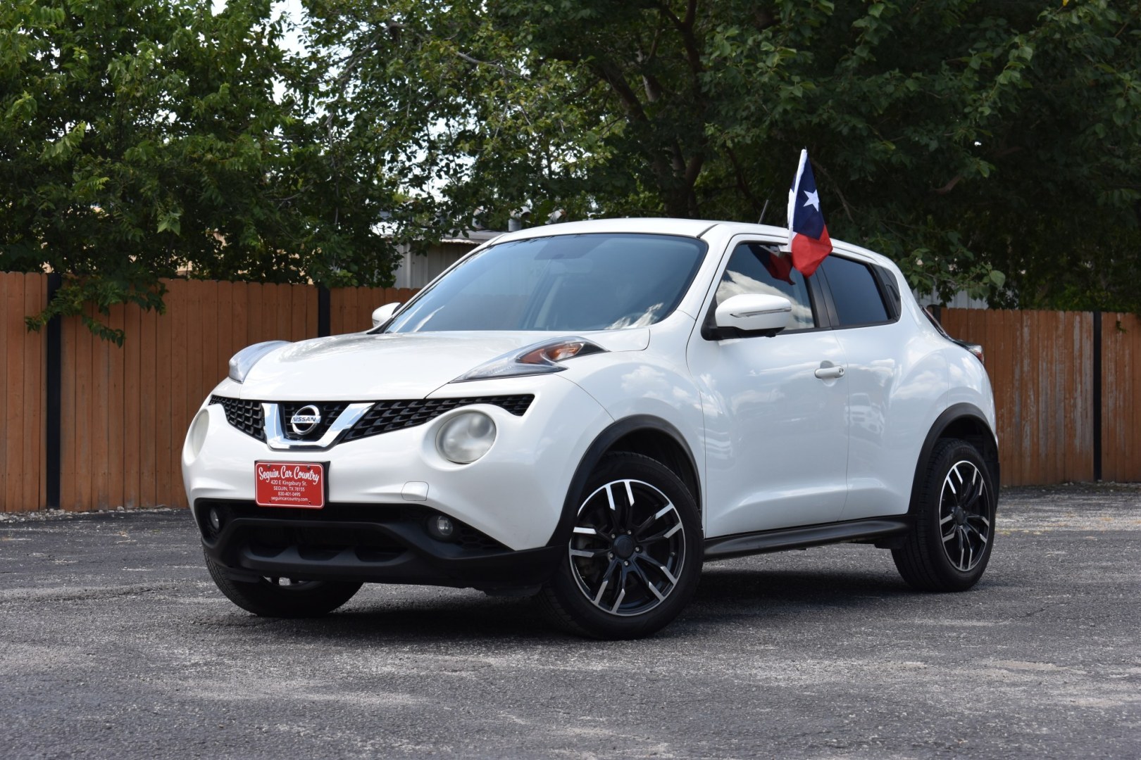 2015 WHITE NISSAN JUKE S FWD (JN8AF5MRXFT) with an 1.6L L4 DOHC 16V TURBO engine, CVT transmission, located at 420 E. Kingsbury St., Seguin, TX, 78155, (830) 401-0495, 29.581060, -97.961647- Photo#1