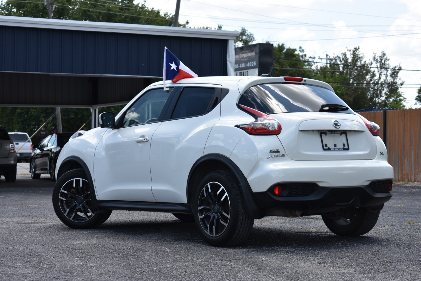 2015 WHITE NISSAN JUKE S FWD (JN8AF5MRXFT) with an 1.6L L4 DOHC 16V TURBO engine, CVT transmission, located at 420 E. Kingsbury St., Seguin, TX, 78155, (830) 401-0495, 29.581060, -97.961647- Photo#2
