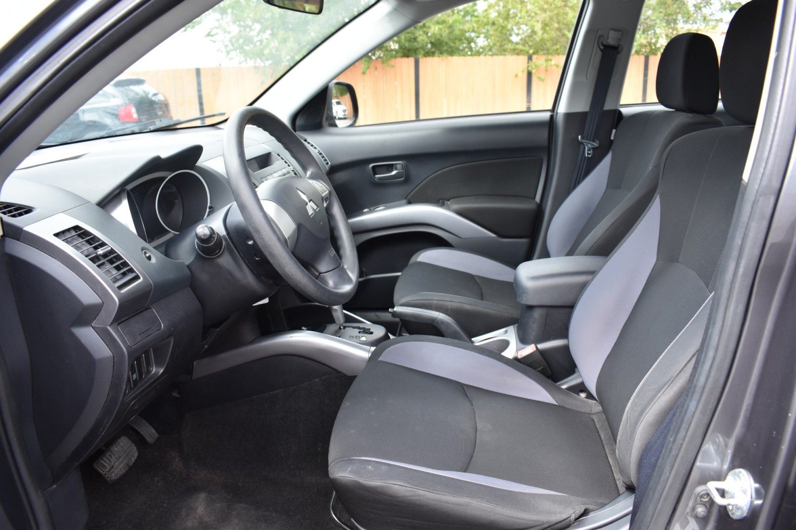 2008 GRAY MITSUBISHI OUTLANDER ES 2WD (JA4LS21W68Z) with an 2.4L L4 DOHC 16V engine, CVT transmission, located at 420 E. Kingsbury St., Seguin, TX, 78155, (830) 401-0495, 29.581060, -97.961647- Photo#5