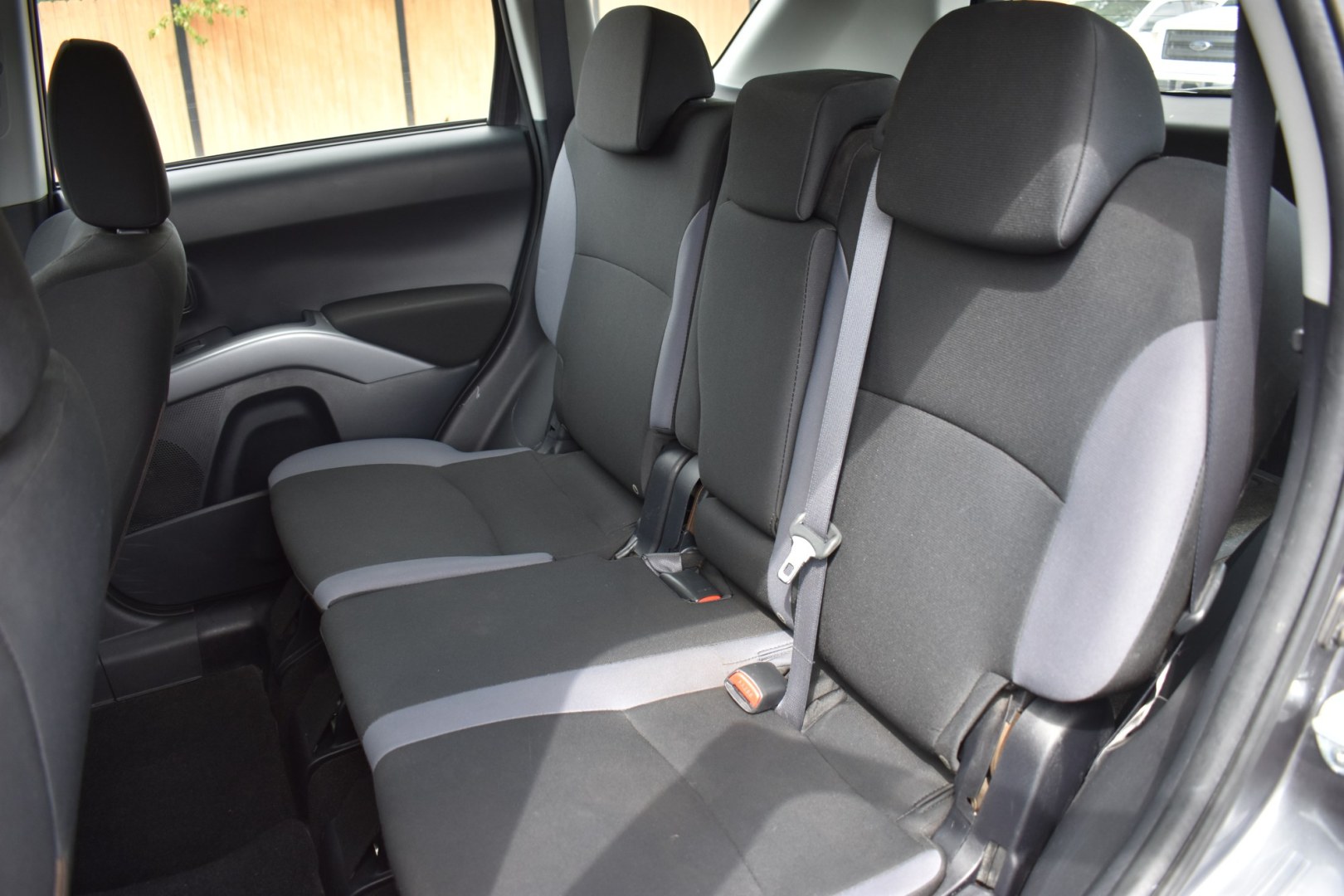 2008 GRAY MITSUBISHI OUTLANDER ES 2WD (JA4LS21W68Z) with an 2.4L L4 DOHC 16V engine, CVT transmission, located at 420 E. Kingsbury St., Seguin, TX, 78155, (830) 401-0495, 29.581060, -97.961647- Photo#4