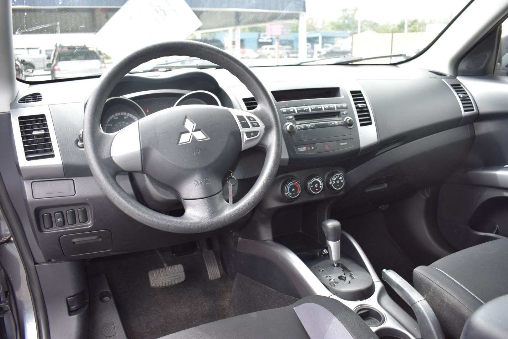 2008 GRAY MITSUBISHI OUTLANDER ES 2WD (JA4LS21W68Z) with an 2.4L L4 DOHC 16V engine, CVT transmission, located at 420 E. Kingsbury St., Seguin, TX, 78155, (830) 401-0495, 29.581060, -97.961647- Photo#3