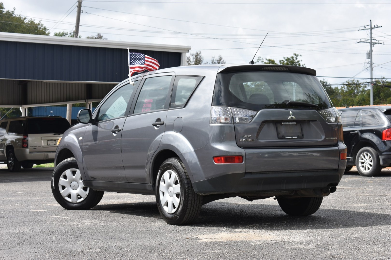 2008 GRAY MITSUBISHI OUTLANDER ES 2WD (JA4LS21W68Z) with an 2.4L L4 DOHC 16V engine, CVT transmission, located at 420 E. Kingsbury St., Seguin, TX, 78155, (830) 401-0495, 29.581060, -97.961647- Photo#2