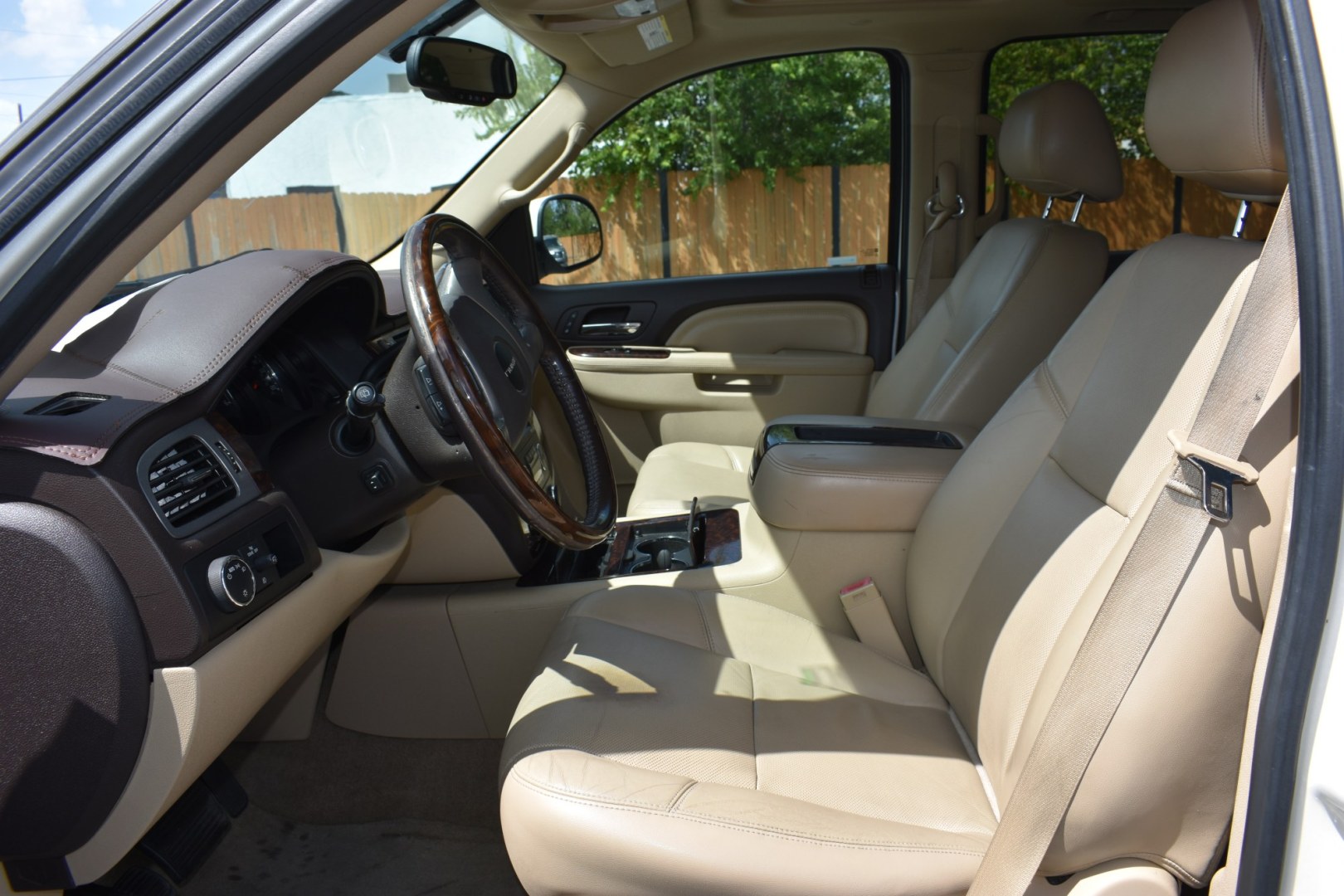 2013 WHITE GMC YUKON DENALI XL 2WD (1GKS1MEF1DR) with an 6.2L V8 OHV 16V engine, 6-SPEED AUTOMATIC transmission, located at 420 E. Kingsbury St., Seguin, TX, 78155, (830) 401-0495, 29.581060, -97.961647- Photo#3