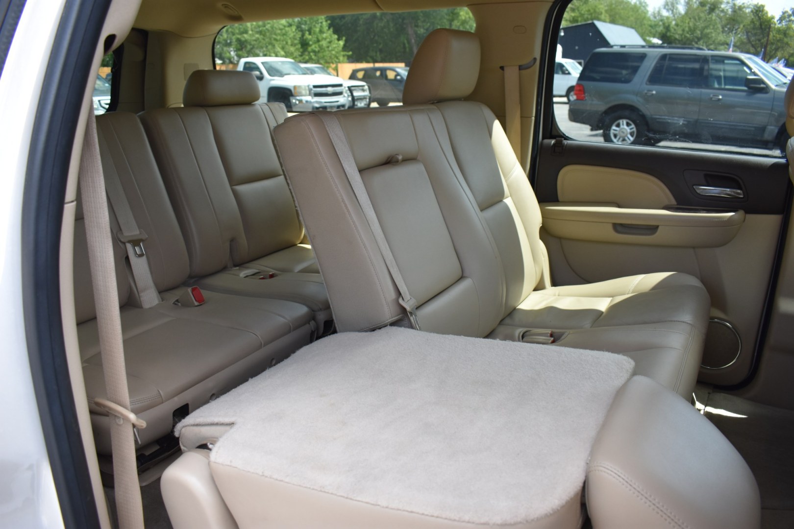 2013 WHITE GMC YUKON DENALI XL 2WD (1GKS1MEF1DR) with an 6.2L V8 OHV 16V engine, 6-SPEED AUTOMATIC transmission, located at 420 E. Kingsbury St., Seguin, TX, 78155, (830) 401-0495, 29.581060, -97.961647- Photo#5