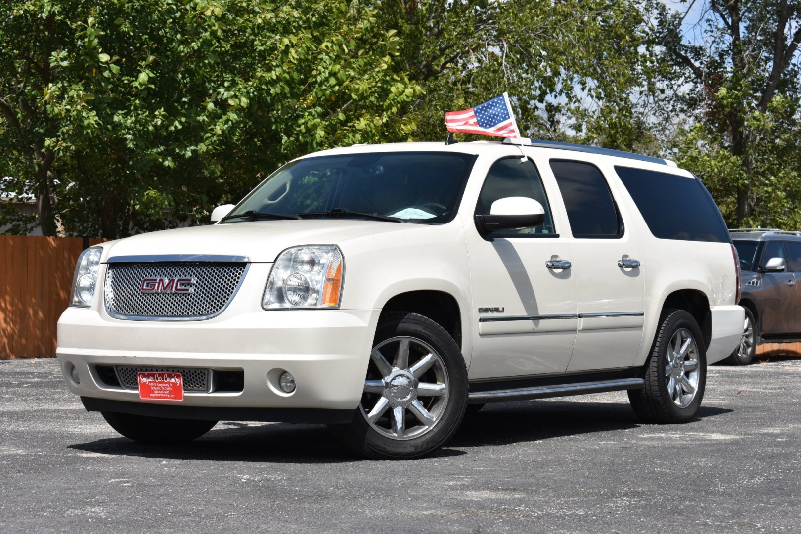 2013 WHITE GMC YUKON DENALI XL 2WD (1GKS1MEF1DR) with an 6.2L V8 OHV 16V engine, 6-SPEED AUTOMATIC transmission, located at 420 E. Kingsbury St., Seguin, TX, 78155, (830) 401-0495, 29.581060, -97.961647- Photo#1
