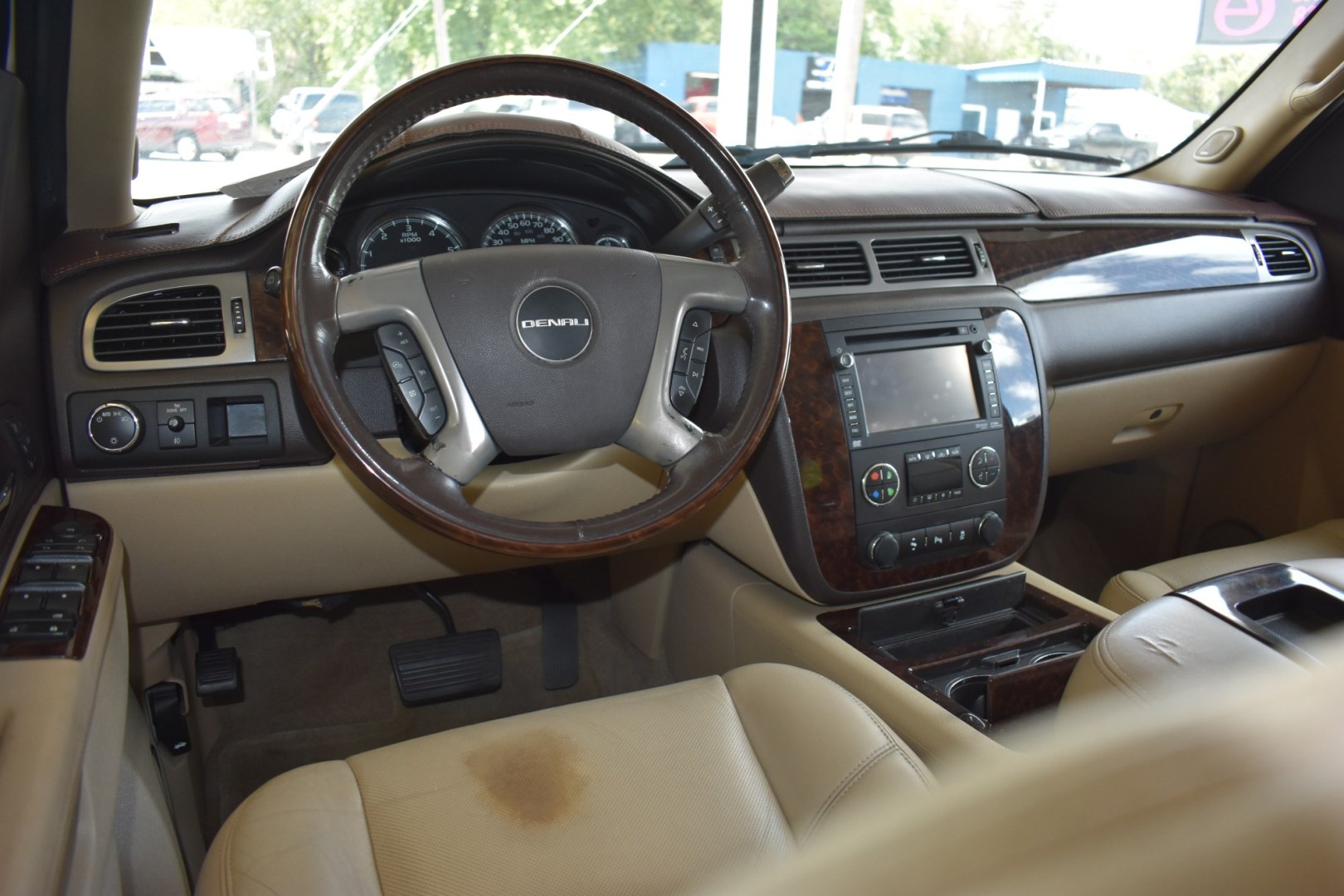 2013 WHITE GMC YUKON DENALI XL 2WD (1GKS1MEF1DR) with an 6.2L V8 OHV 16V engine, 6-SPEED AUTOMATIC transmission, located at 420 E. Kingsbury St., Seguin, TX, 78155, (830) 401-0495, 29.581060, -97.961647- Photo#4
