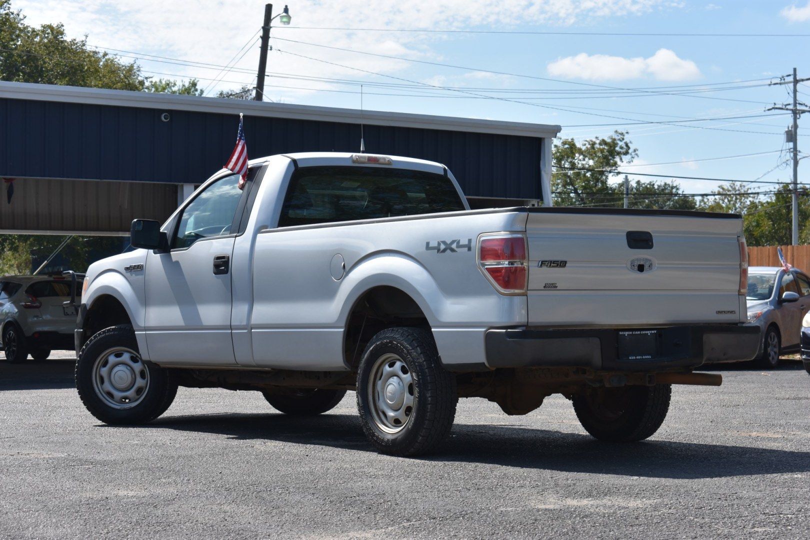 2012 SILVER FORD F-150 XLT 8-ft. Bed 2WD (1FTNF1EF3CK) with an 5.0L V8 OHV 16V engine, 6-SPEED AUTOMATIC transmission, located at 420 E. Kingsbury St., Seguin, TX, 78155, (830) 401-0495, 29.581060, -97.961647- Photo#2