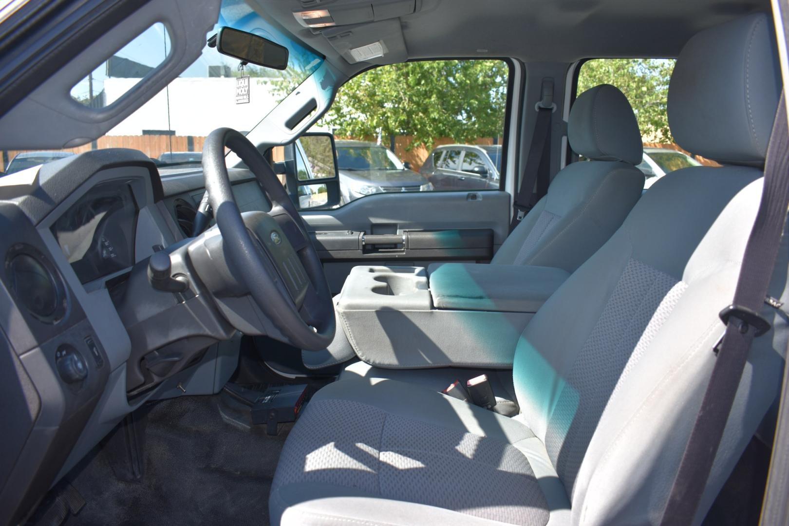 2011 FORD F-250 SD King Ranch Crew Cab 2WD (1FT7W2A63BE) with an 6.2L V8 OHV 16V engine, 6-SPEED AUTOMATIC transmission, located at 420 E. Kingsbury St., Seguin, TX, 78155, (830) 401-0495, 29.581060, -97.961647- Photo#5