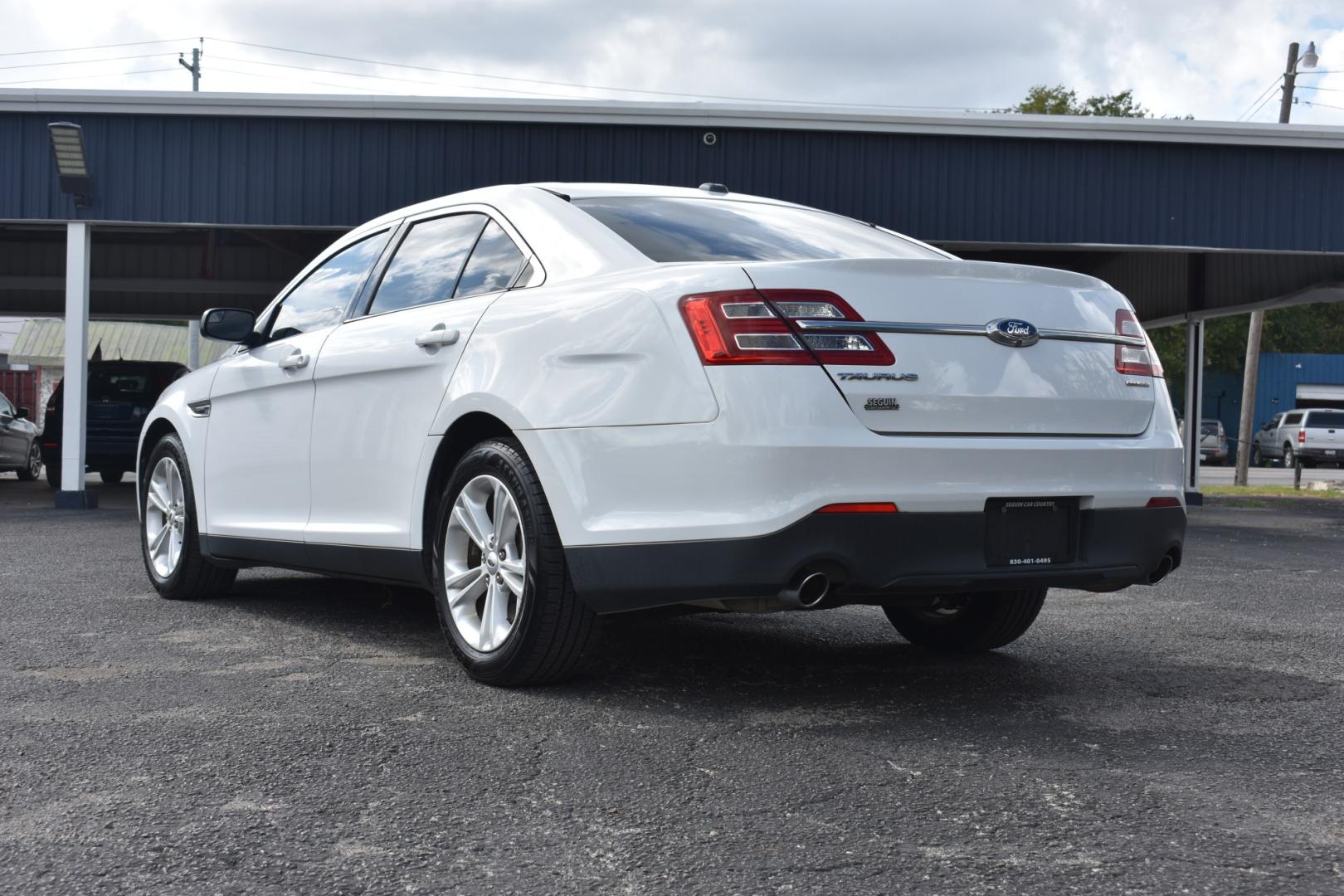 2015 WHITE FORD TAURUS SE FWD (1FAHP2D8XFG) with an 3.5L V6 DOHC 24V engine, 6-SPEED AUTOMATIC transmission, located at 420 E. Kingsbury St., Seguin, TX, 78155, (830) 401-0495, 29.581060, -97.961647- Photo#2