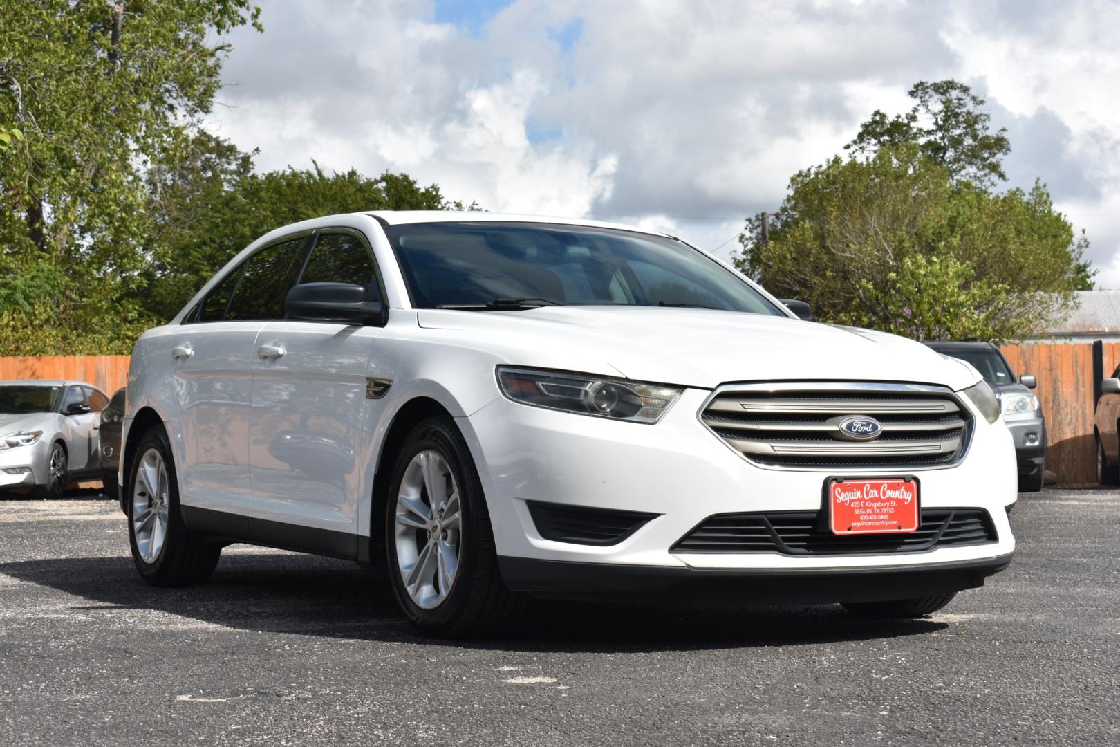 2015 WHITE FORD TAURUS SE FWD (1FAHP2D8XFG) with an 3.5L V6 DOHC 24V engine, 6-SPEED AUTOMATIC transmission, located at 420 E. Kingsbury St., Seguin, TX, 78155, (830) 401-0495, 29.581060, -97.961647- Photo#0