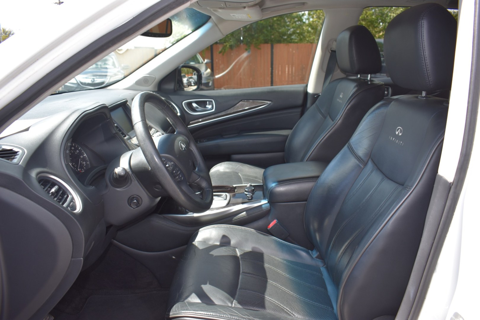 2013 WHITE INFINITI JX FWD (5N1AL0MN6DC) with an 3.5L V6 DOHC 24V engine, CVT transmission, located at 420 E. Kingsbury St., Seguin, TX, 78155, (830) 401-0495, 29.581060, -97.961647- Photo#5
