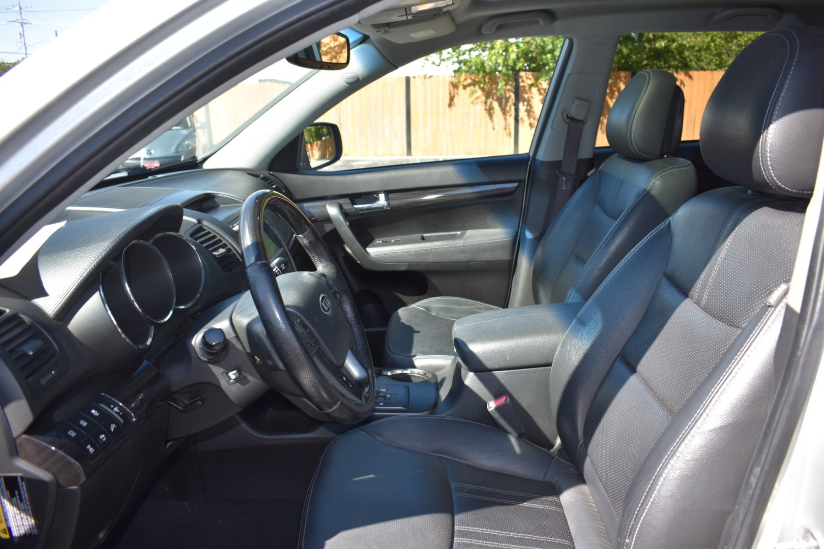 2012 SILVER KIA SORENTO SX 4WD (5XYKWDA29CG) with an 3.5L V6 DOHC 24V engine, 6-SPEED AUTOMATIC transmission, located at 420 E. Kingsbury St., Seguin, TX, 78155, (830) 401-0495, 29.581060, -97.961647- Photo#5