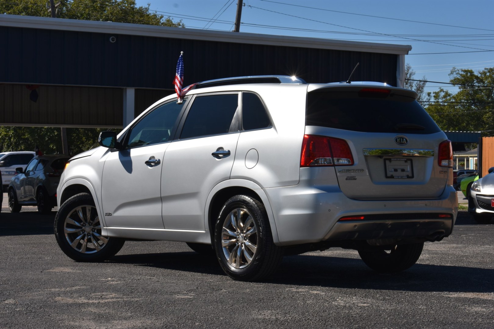 2012 SILVER KIA SORENTO SX 4WD (5XYKWDA29CG) with an 3.5L V6 DOHC 24V engine, 6-SPEED AUTOMATIC transmission, located at 420 E. Kingsbury St., Seguin, TX, 78155, (830) 401-0495, 29.581060, -97.961647- Photo#2