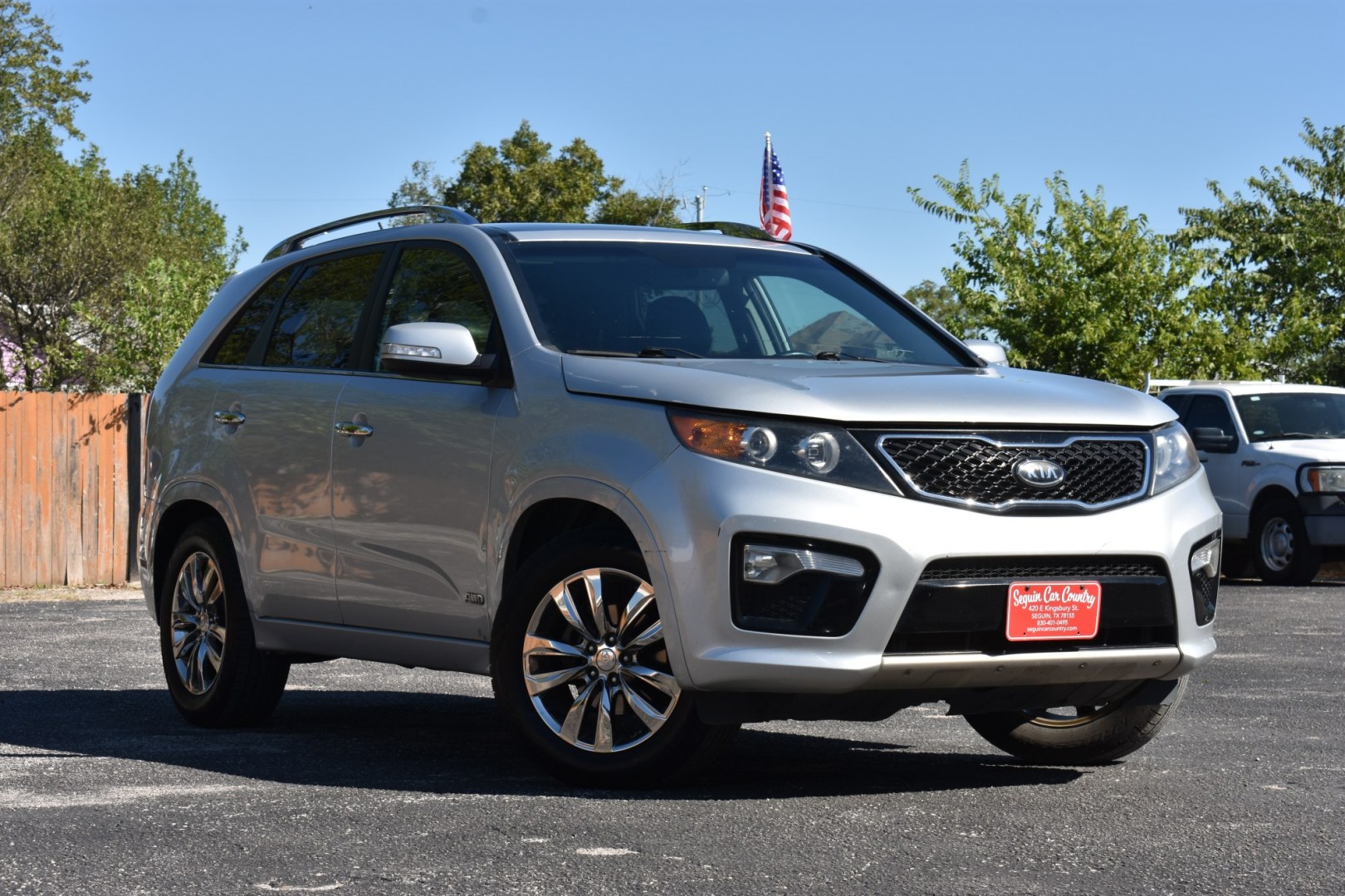 2012 SILVER KIA SORENTO SX 4WD (5XYKWDA29CG) with an 3.5L V6 DOHC 24V engine, 6-SPEED AUTOMATIC transmission, located at 420 E. Kingsbury St., Seguin, TX, 78155, (830) 401-0495, 29.581060, -97.961647- Photo#0