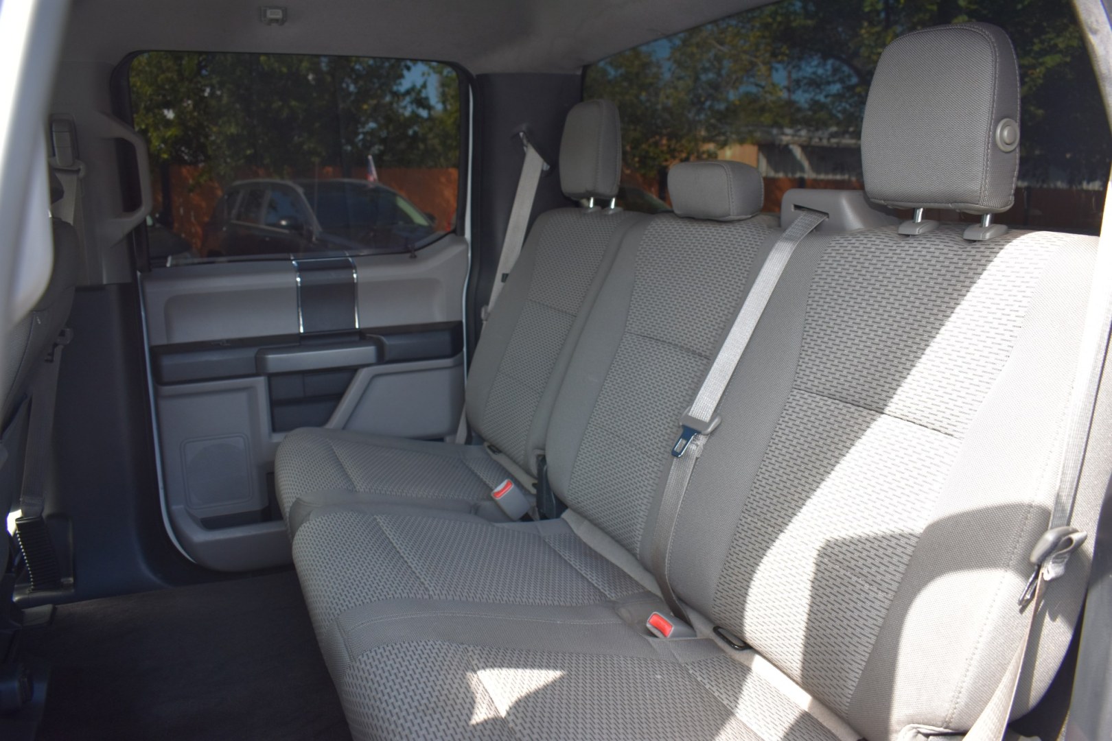 2016 WHITE FORD F-150 King-Ranch SuperCrew 5.5-ft. 2WD (1FTEW1CF8GF) with an 5.0L V8 engine, 6-SPEED AUTOMATIC transmission, located at 420 E. Kingsbury St., Seguin, TX, 78155, (830) 401-0495, 29.581060, -97.961647- Photo#4