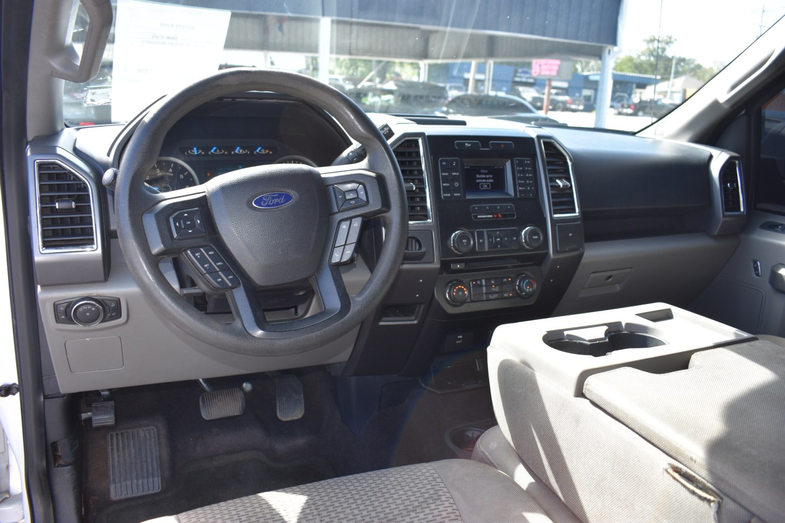2016 WHITE FORD F-150 King-Ranch SuperCrew 5.5-ft. 2WD (1FTEW1CF8GF) with an 5.0L V8 engine, 6-SPEED AUTOMATIC transmission, located at 420 E. Kingsbury St., Seguin, TX, 78155, (830) 401-0495, 29.581060, -97.961647- Photo#3