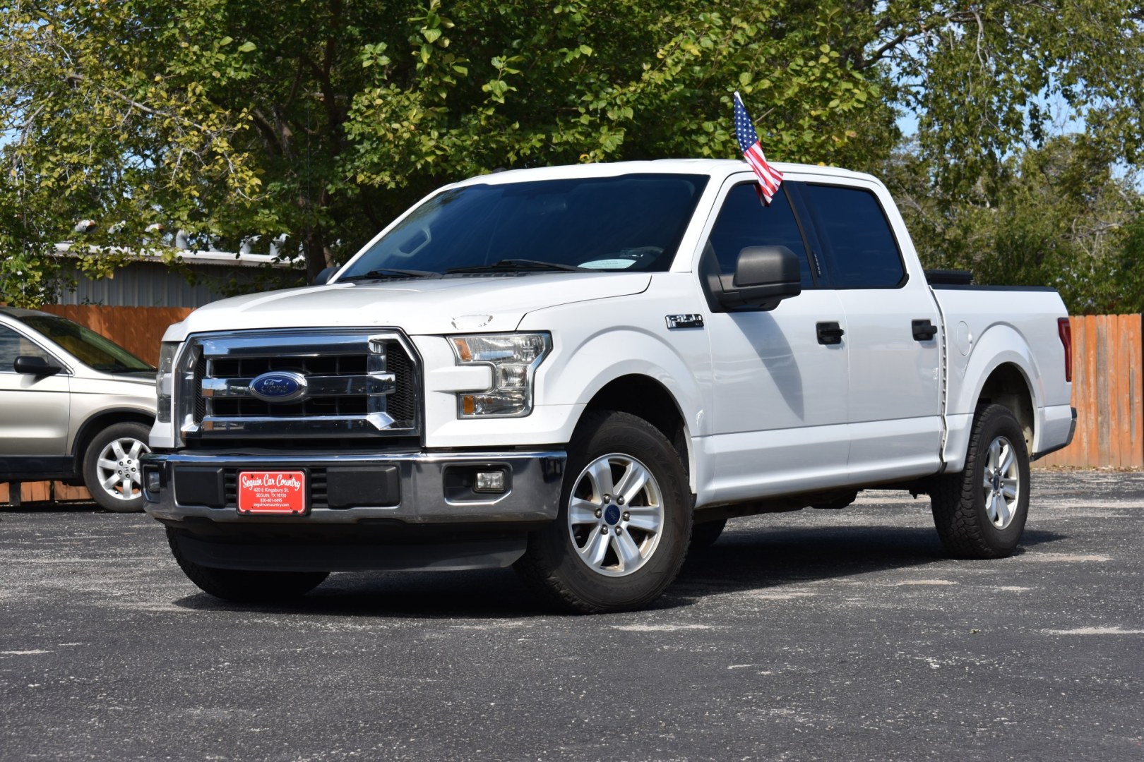 2016 WHITE FORD F-150 King-Ranch SuperCrew 5.5-ft. 2WD (1FTEW1CF8GF) with an 5.0L V8 engine, 6-SPEED AUTOMATIC transmission, located at 420 E. Kingsbury St., Seguin, TX, 78155, (830) 401-0495, 29.581060, -97.961647- Photo#2