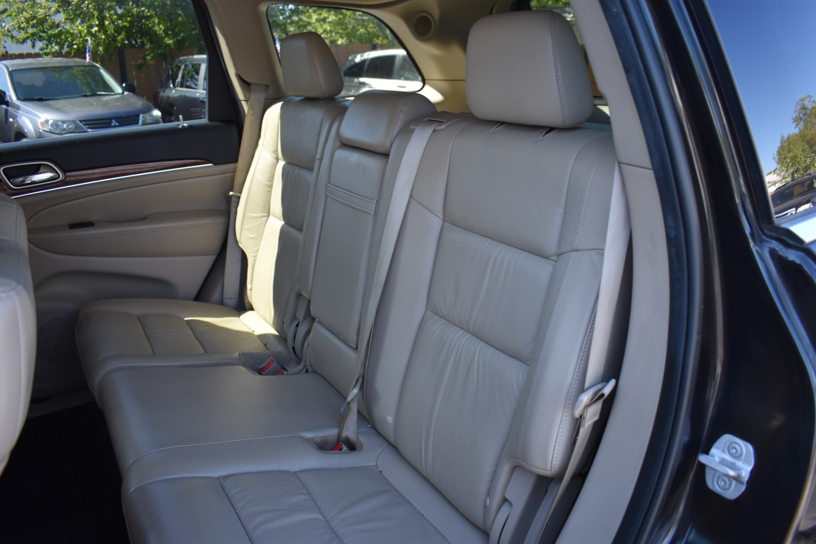 2013 BLACK JEEP GRAND CHEROKEE Limited 4WD (1C4RJFBG7DC) with an 3.6L V6 DOHC 24V engine, 5-SPEED AUTOMATIC transmission, located at 420 E. Kingsbury St., Seguin, TX, 78155, (830) 401-0495, 29.581060, -97.961647- Photo#4