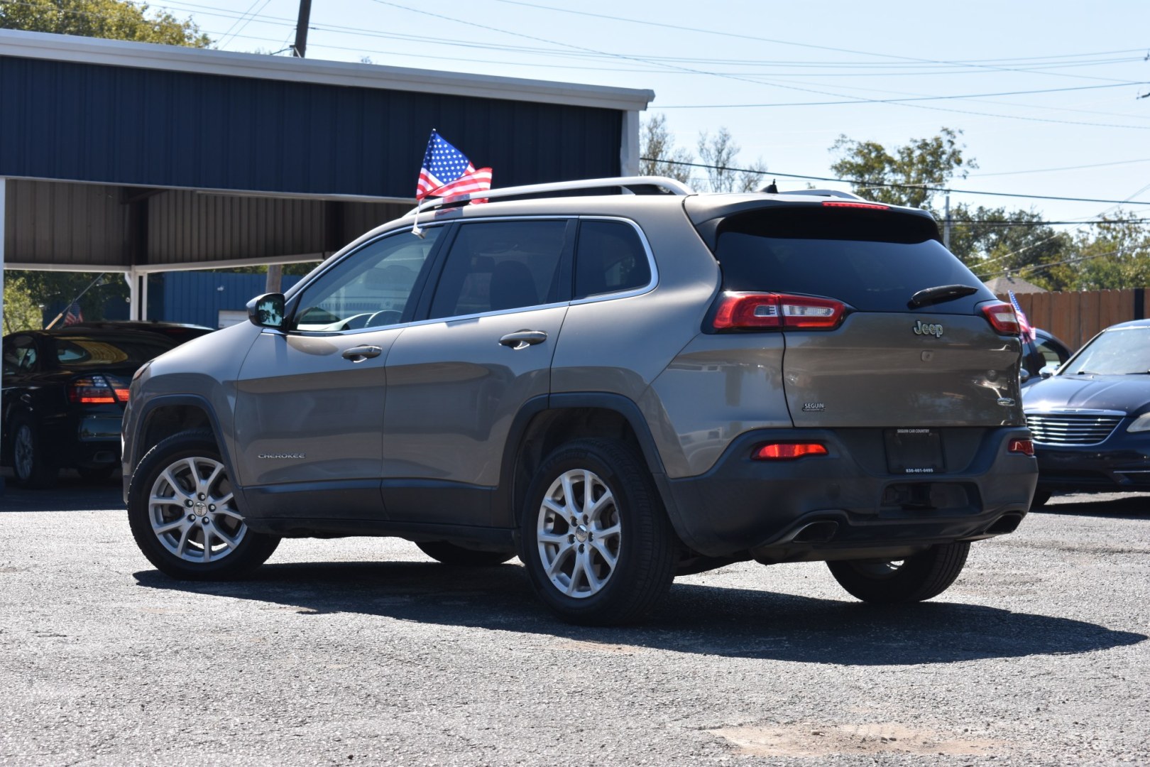 2017 GOLD JEEP CHEROKEE Latitude FWD (1C4PJLCS7HW) with an 3.2L V6 DOHC 24V engine, 9-SPEED AUTOMATIC transmission, located at 420 E. Kingsbury St., Seguin, TX, 78155, (830) 401-0495, 29.581060, -97.961647- Photo#1